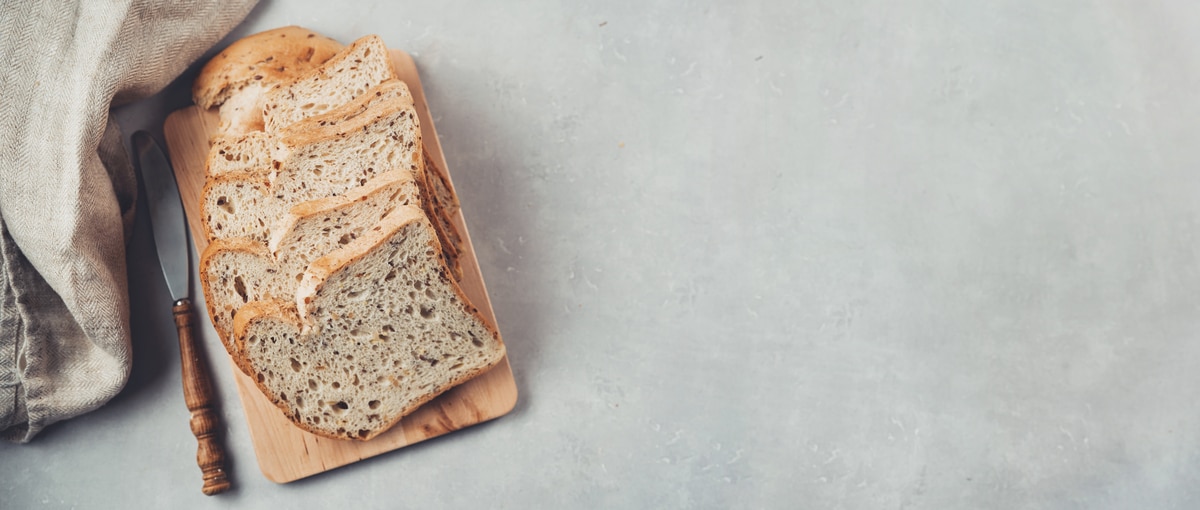 pain sans gluten aux graines coupés en tranches