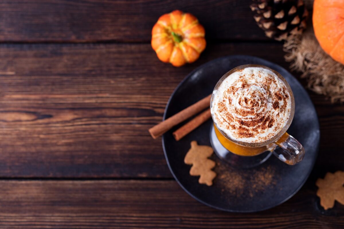 pumpkin spice latte faite maison 1200x800 - 8 boissons Starbucks faciles à refaire la maison