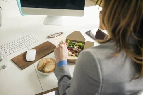 woman eating salad for lunch at her desk 2022 03 08 01 24 06 utc 500x334 - Comment manger plus équilibré et plus sain au bureau tout en se faisant plaisir ?