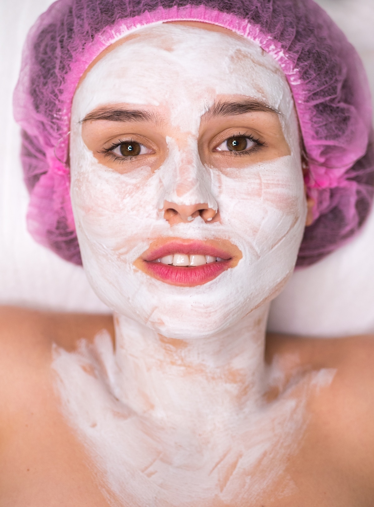 woman in anti aging cream mask at cosmetology proc 2022 11 07 07 16 43 utc - Comment protéger sa peau du froid et rester jeune cet hiver ?