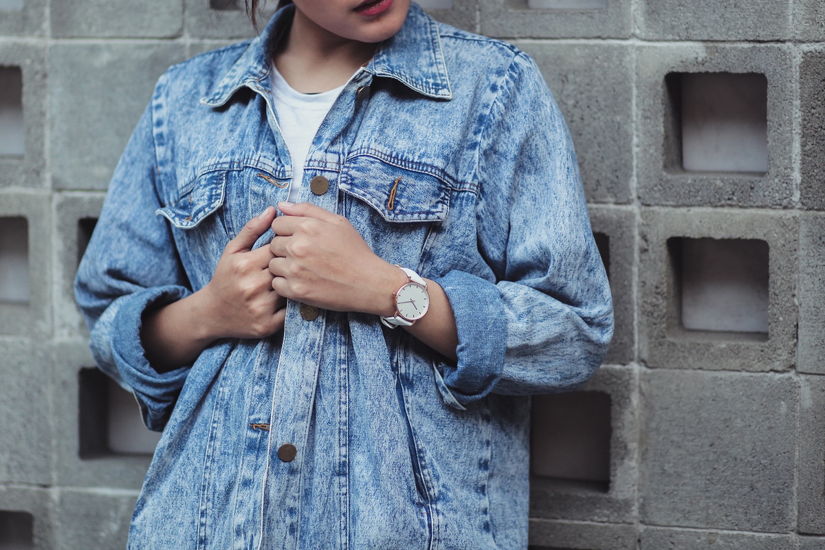 jeune femme en veste jean style mode tendance