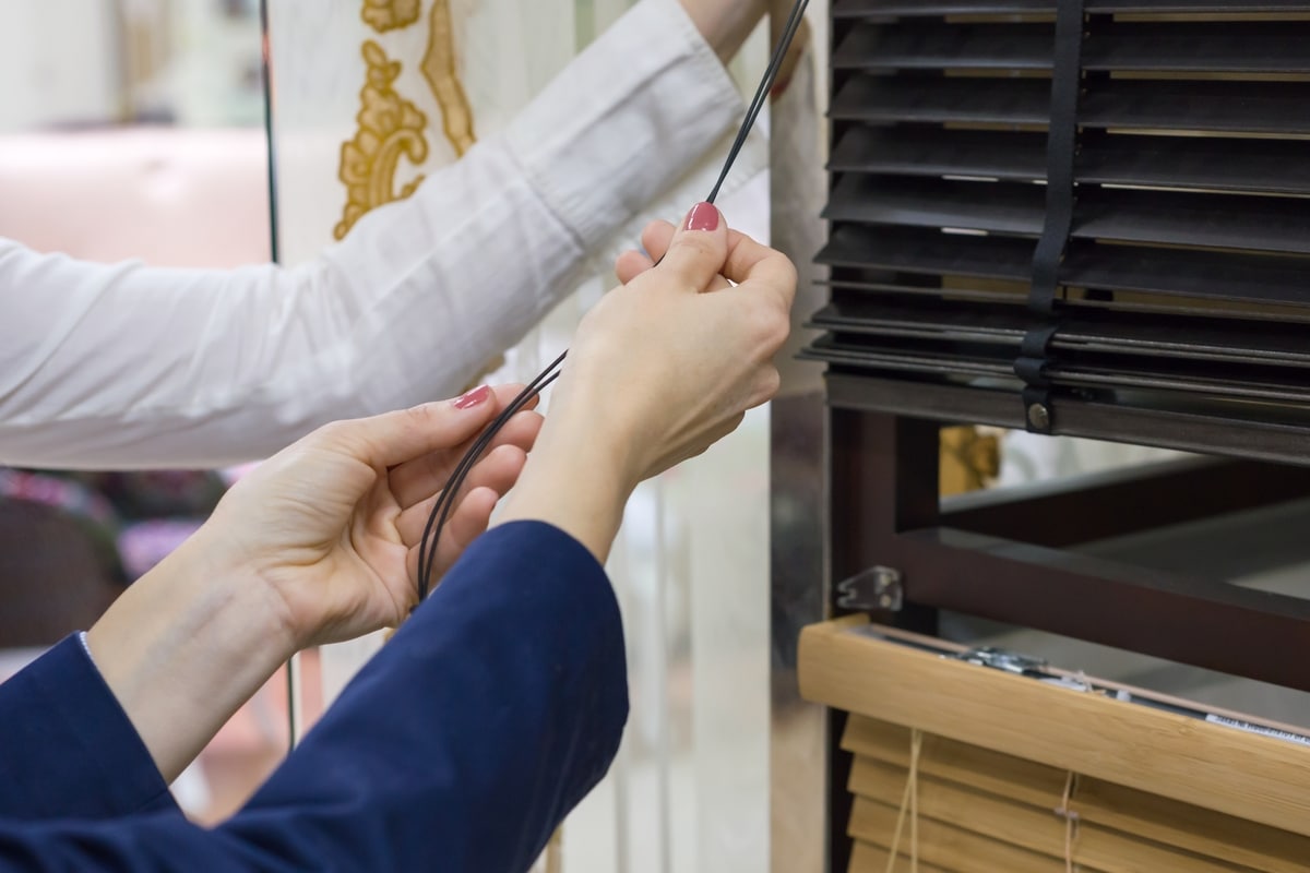 Femme qui choisit des stores extérieurs