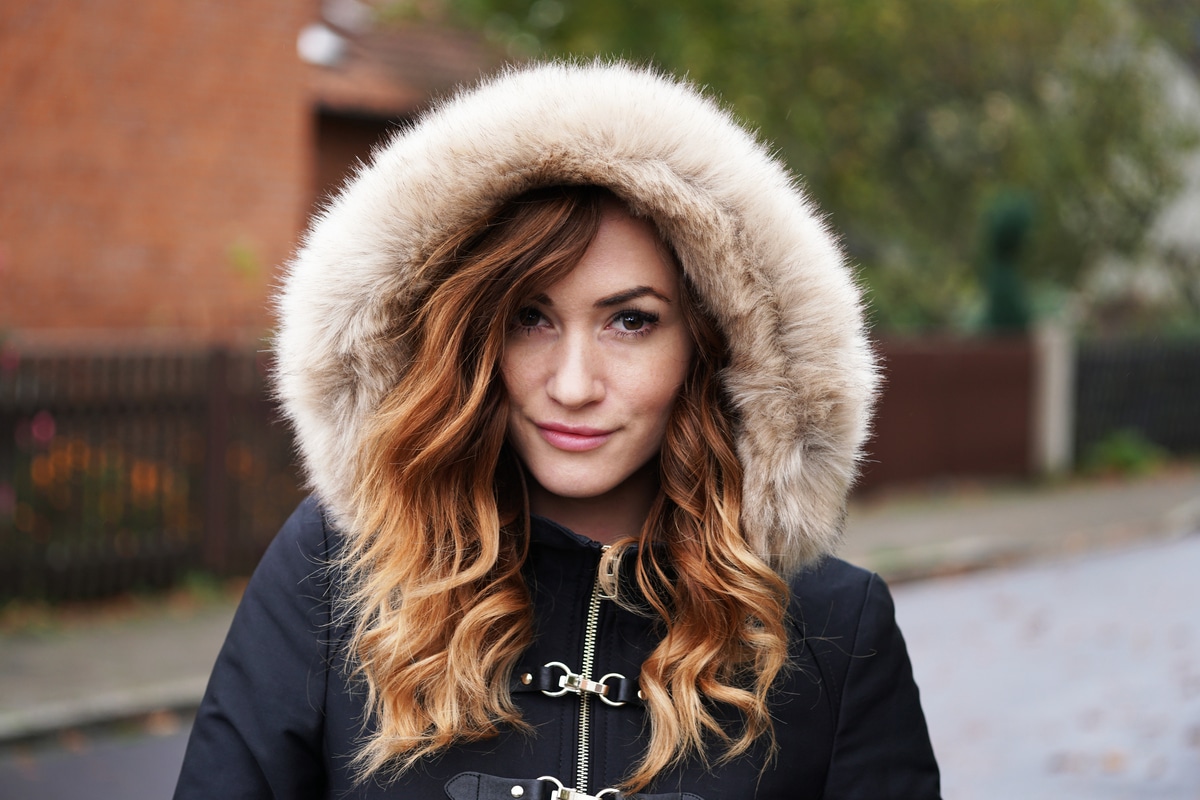 jeune femme shopping soldes en mode tendance manteaux hiver choisir