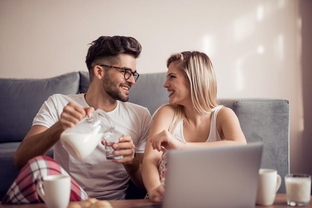 Couple prenant le petit déjeuner ensemble