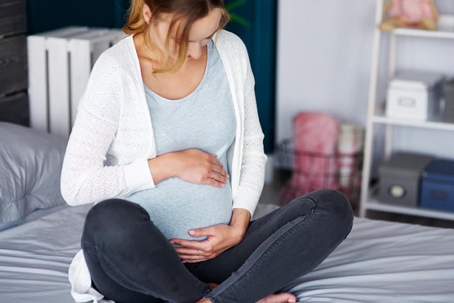 Une femme ayant une grossesse de 4 mois