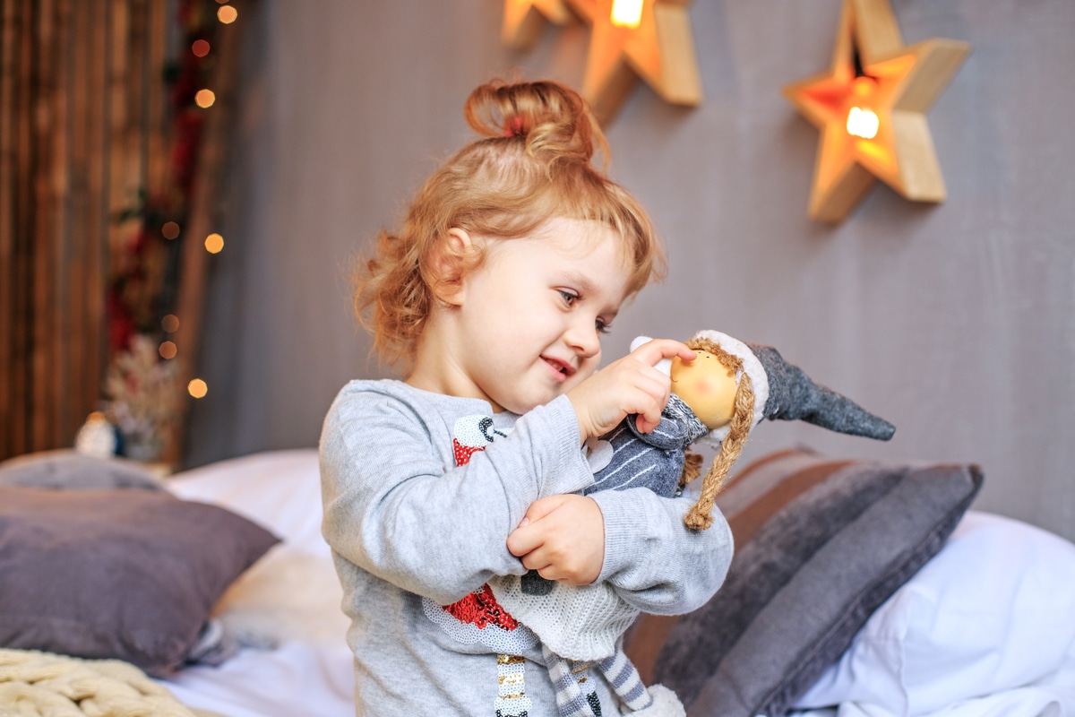 enfant cadeau poupée