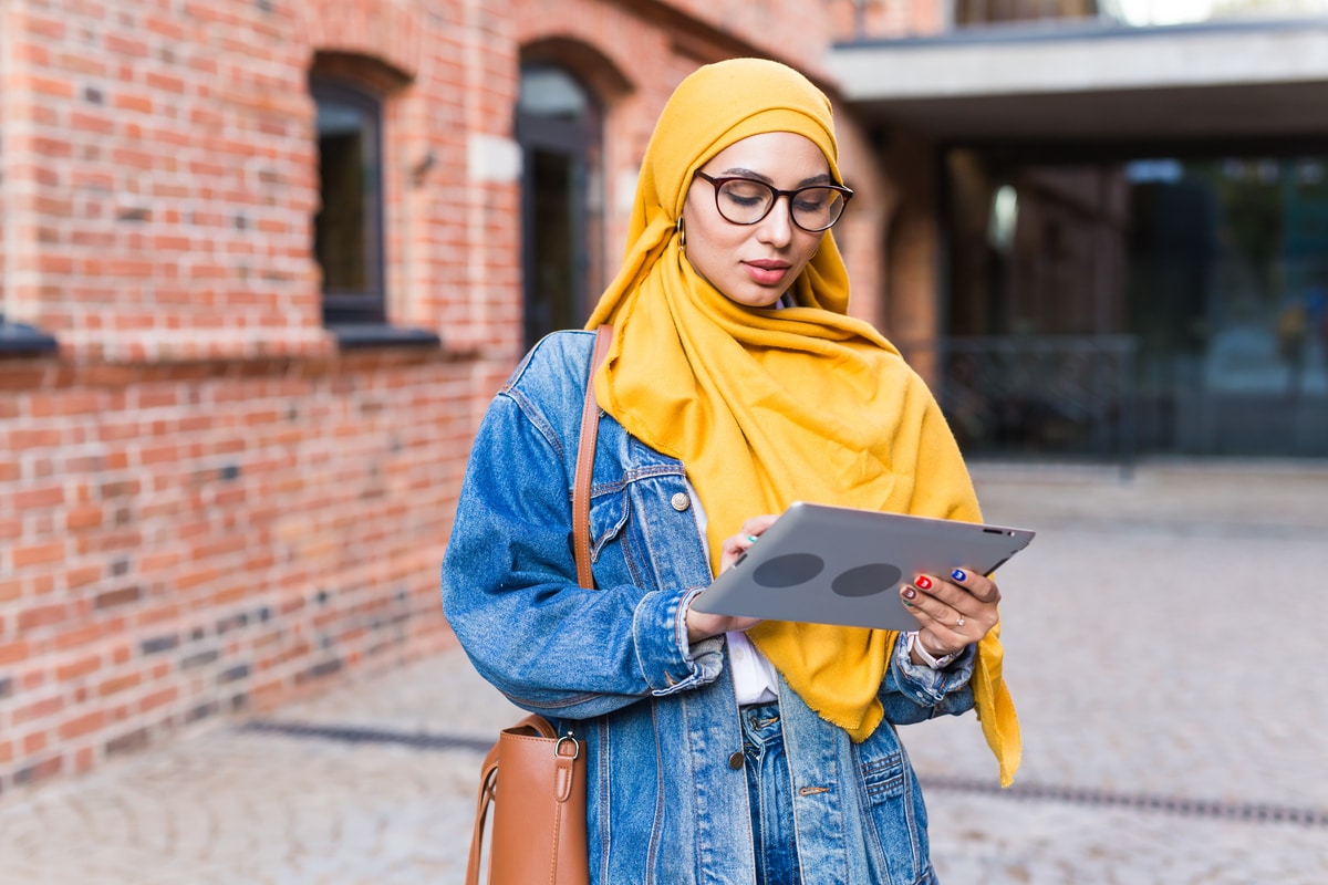 étudiante arabe hijab apprends arabe