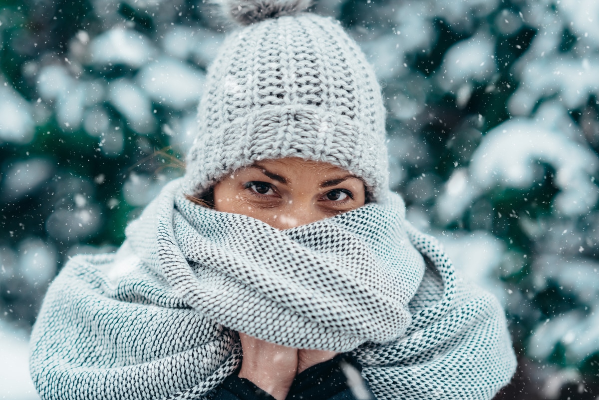 femme se protège vetements hiver contre sécheresse cutannée