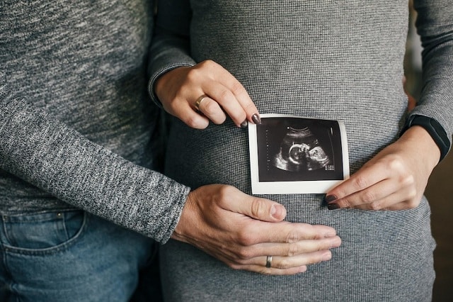 couple-enceinte-elegant-tenant-echographie-bebe-bosse-bebe-jeunes-parents-bonne-sante-tenant-dans-mains-ventre-photo-leur-nouvelle-petite-fille-concept-fertilite-parentalite