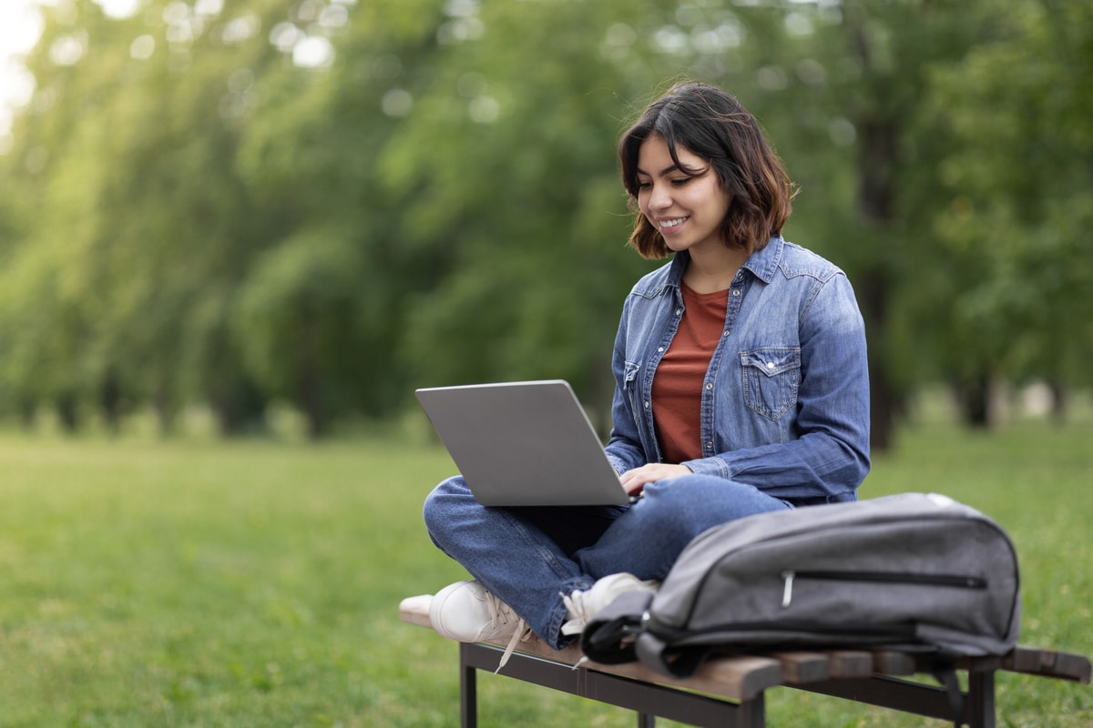 jeune femme apprend arabe à distance