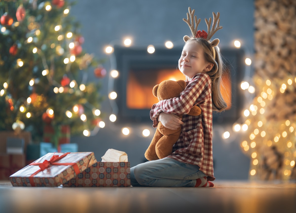 petite fille enfant heureuse cadeau noel