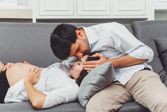 jeune couple passant du temps ensemble