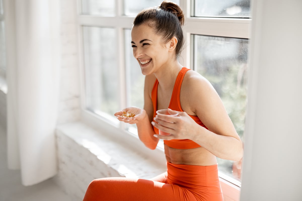 jeune femme prend compléments alimentaires pour santé sport