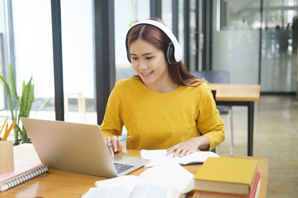 jeune femme apprend arabe à distance