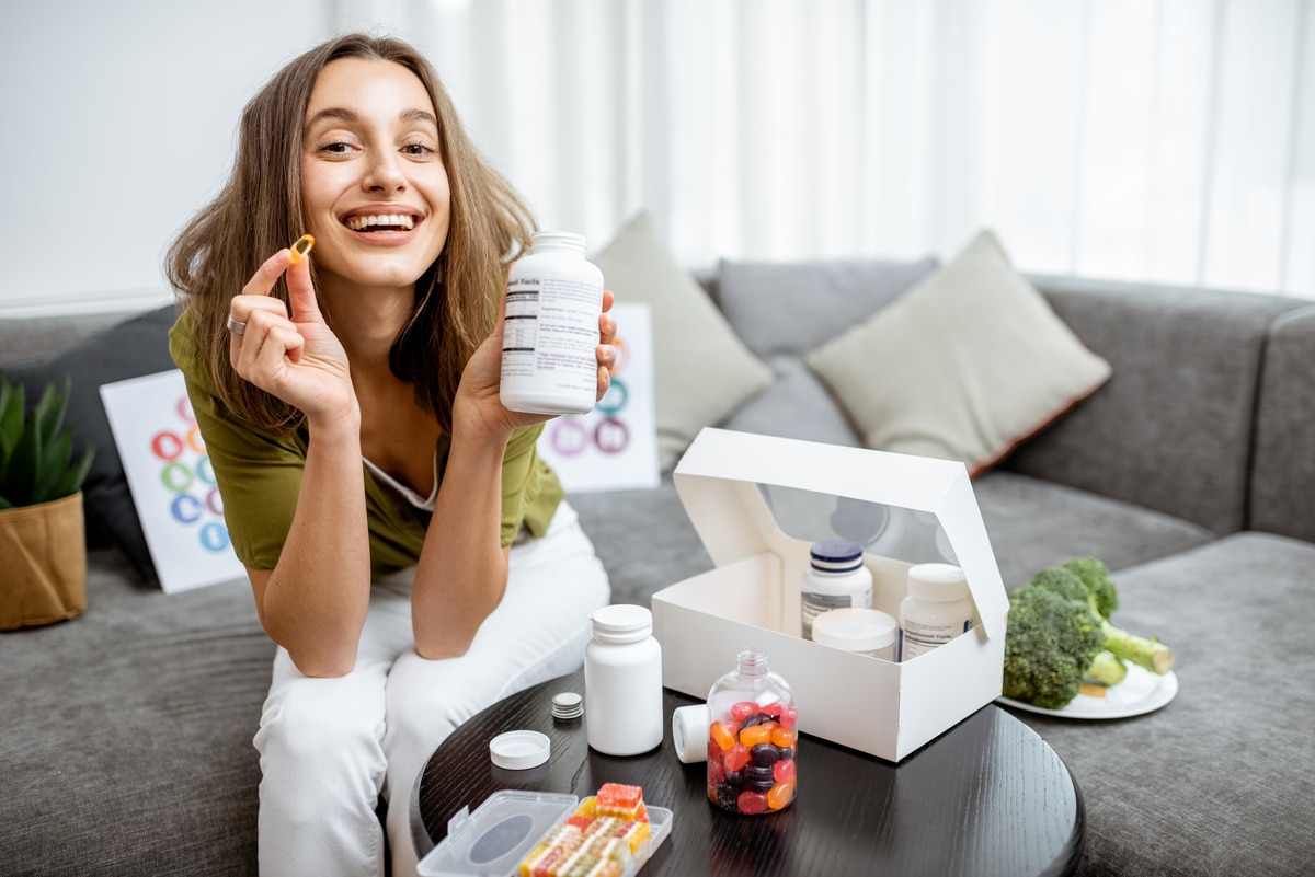 jeune femme prends compléments alimentaire santé