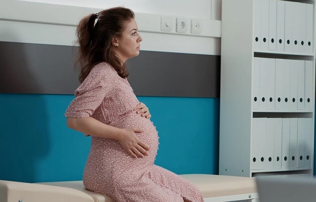  Femme enceinte attendant son accouchement