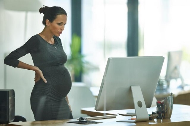  Femme enceinte au bureau