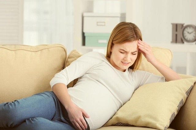 Femme-enceinte-souffrant-maux-de-tête