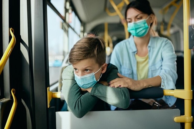 Petit garçon avec sa mère dans un bus