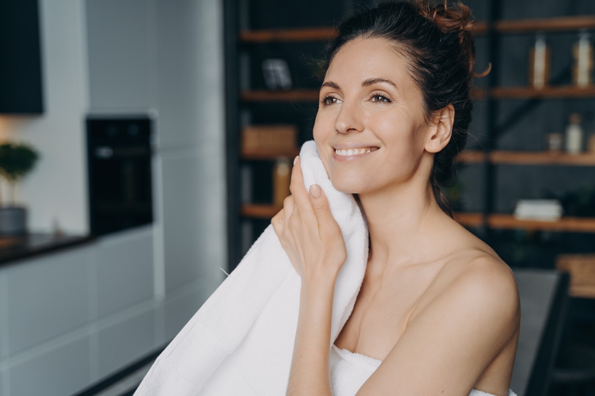 femme fait sa routine beauté avec serum anti-âge