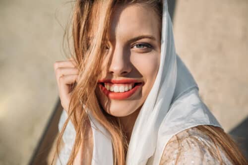 femme sourit porte foulard en soie