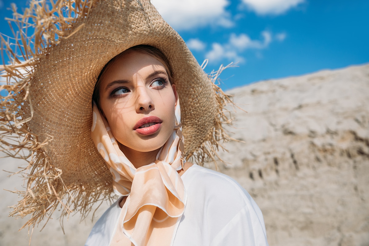 femme porte foulard en soie dans plage chapeau de paille