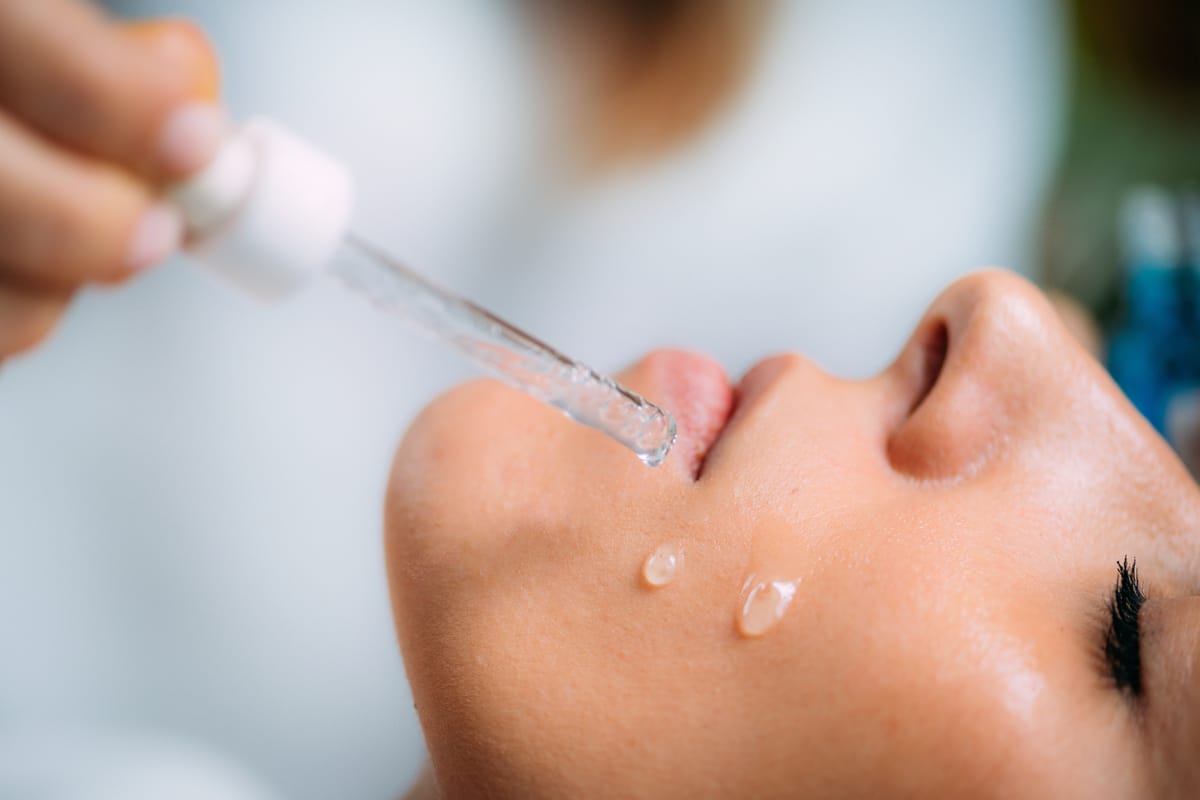 femme fait sa routine beauté avec serum anti-âge