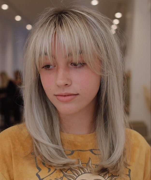 Cheveux blonds avec une frange transparente
