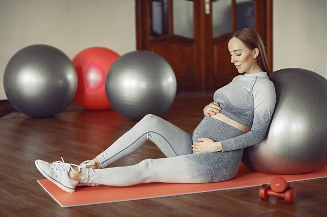 femme enceinte dans une salle de sport