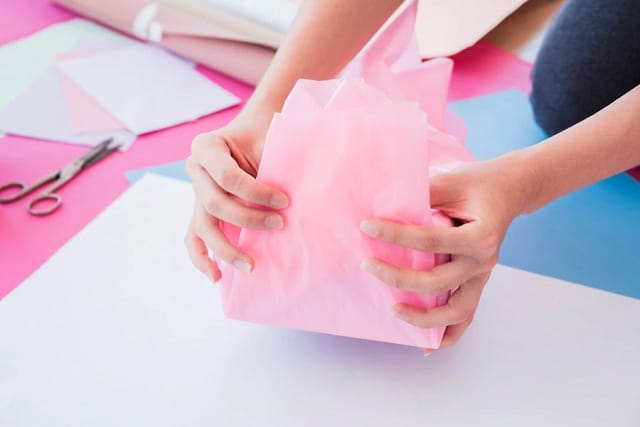 femme faisant déco avec papier soie