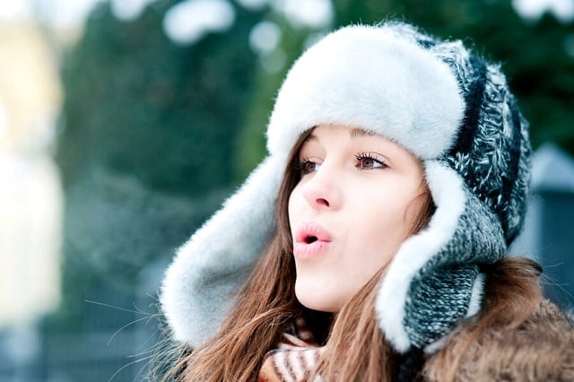 jeune femme en hiver se promenant dans le parc