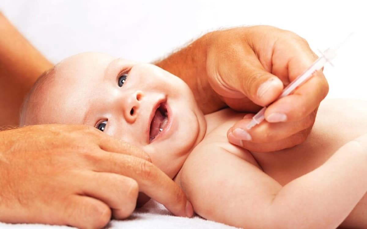 Bébé a de la fièvre après son premier vaccin : que faire ?