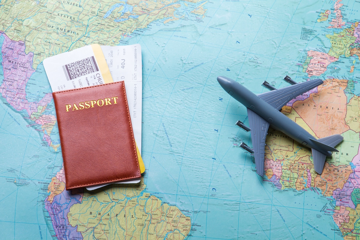 passeport visa sur carte avec avion