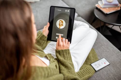 femme consulte médecin psychiatre en ligne tablette