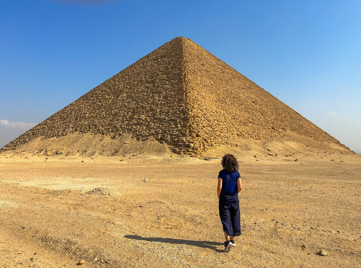 femme qui visite pyramide egypte