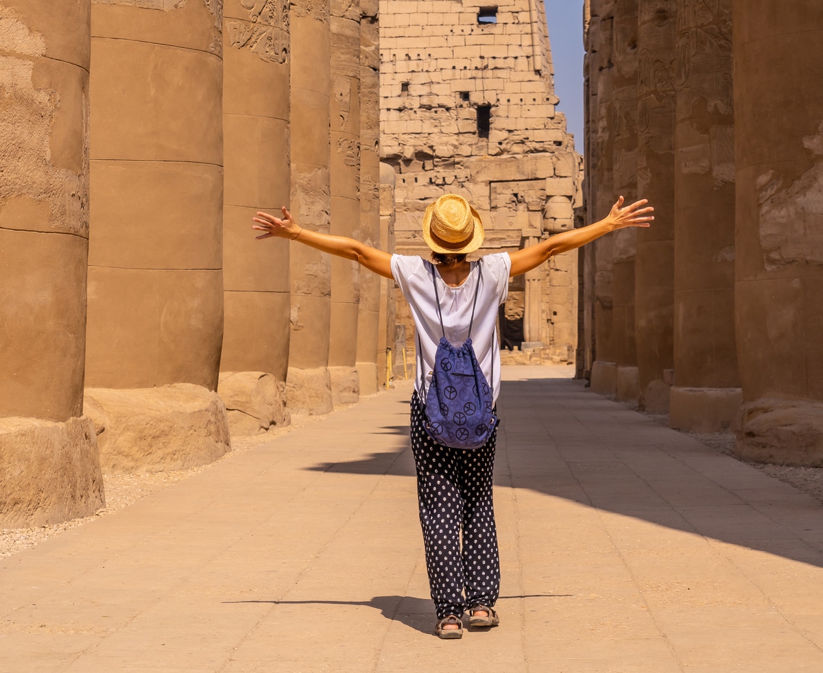 jeune femme touriste en egypte louxor