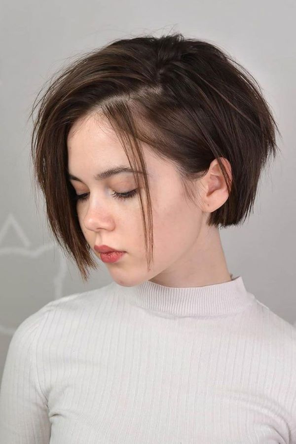 coiffure courte asymétrique profonde pour cheveux épais