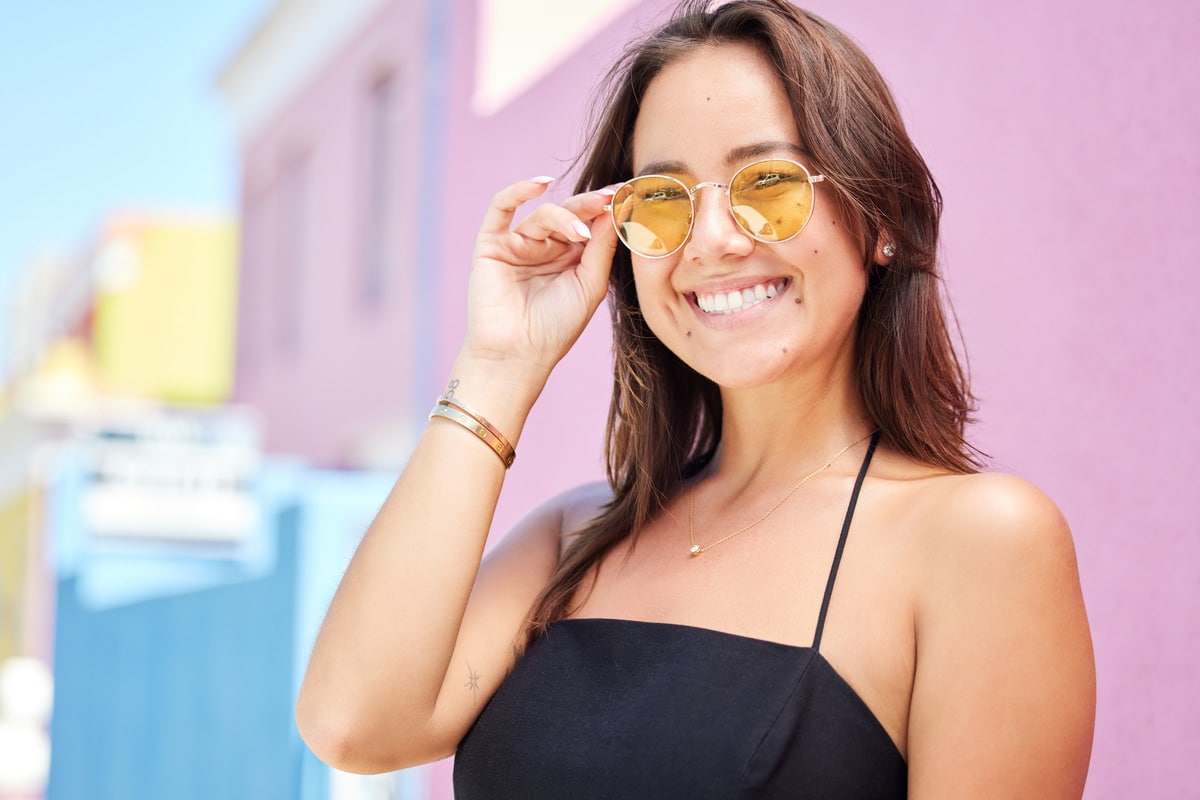 femme mode beauté et lunettes de soleil été