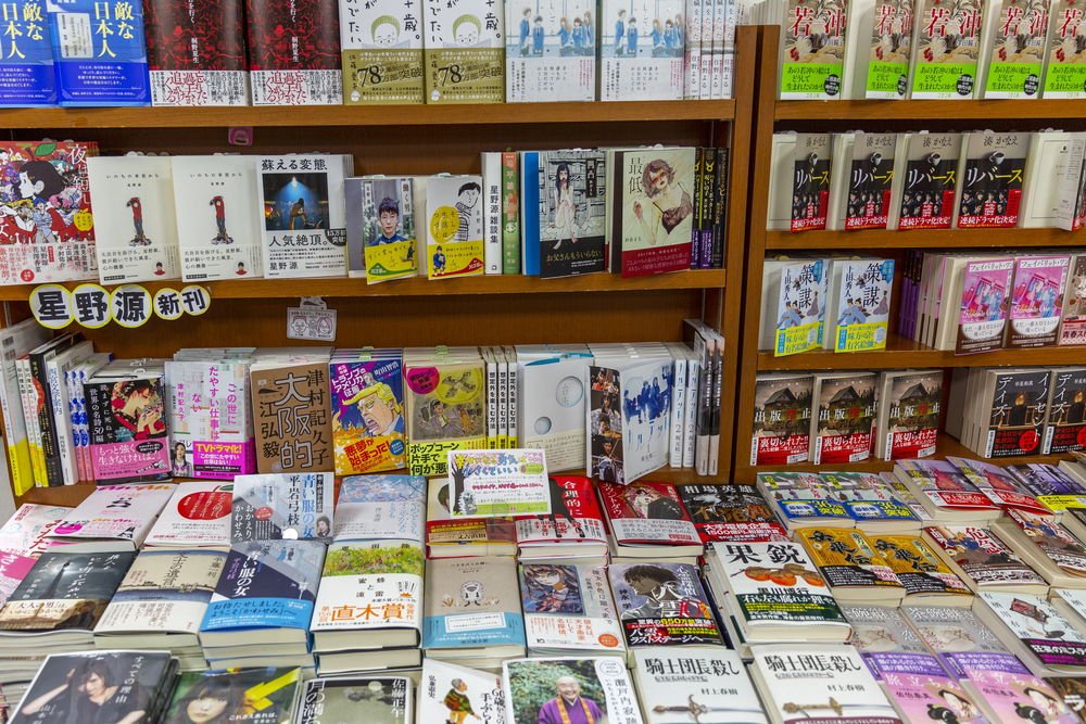 Rayon de mangas pour femmes en librairie japonaise avec josei, shōjo et seinen