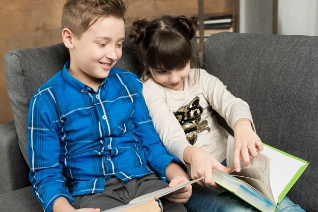 Deux enfants lisant des livres