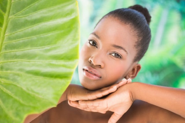 Jeune femme ayant une peau radieuse