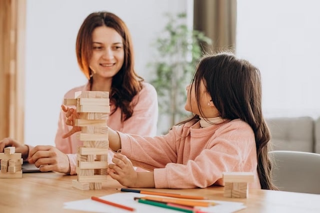  Mère fille partagent un moment de jeu