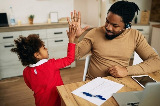  Père donnant sa fille high five