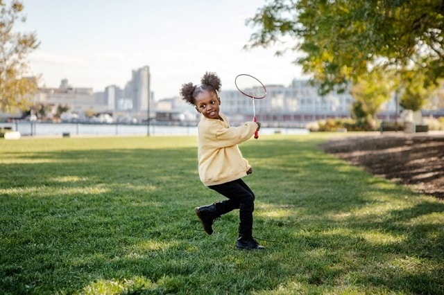  Petite fille jouant dans un parc