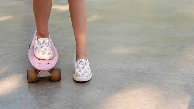  Petite fille portant chaussure rose