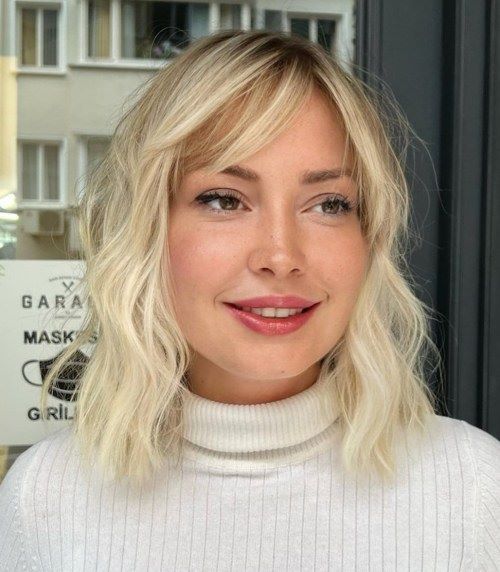 Cheveux blonds clairs avec frange fine