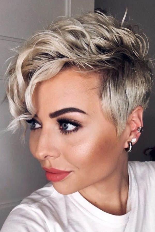 Coiffure Pixie pour un visage en forme de cœur