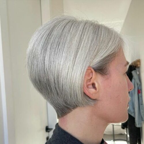 coupe bob soignée pour les femmes aux cheveux gris