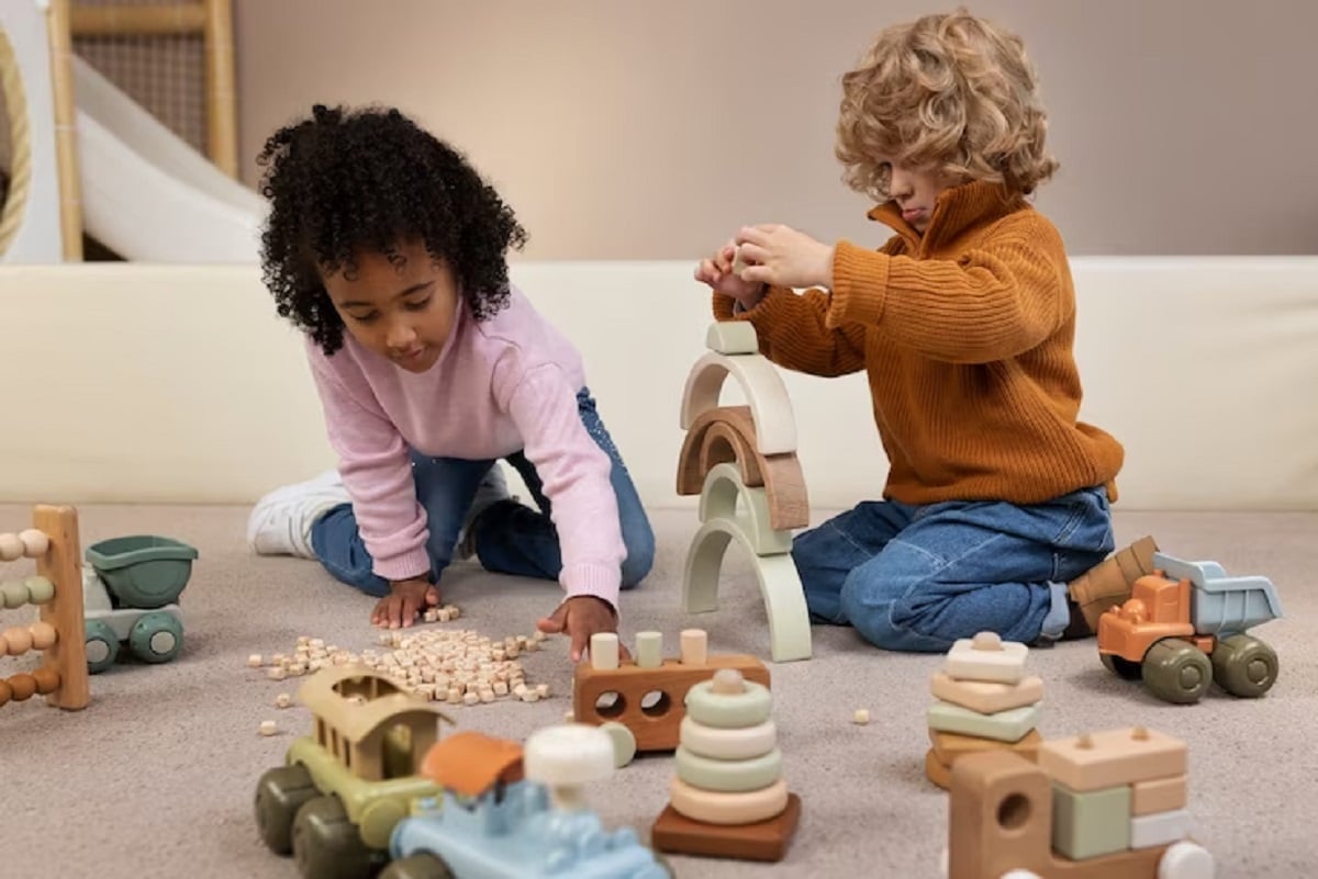 enfants jouant jouet ecologique.jpg