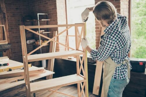 homme construisant meuble en bois